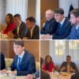 Fotky ministra školstva a riaditeľa Výskumnej agentúry s tímami